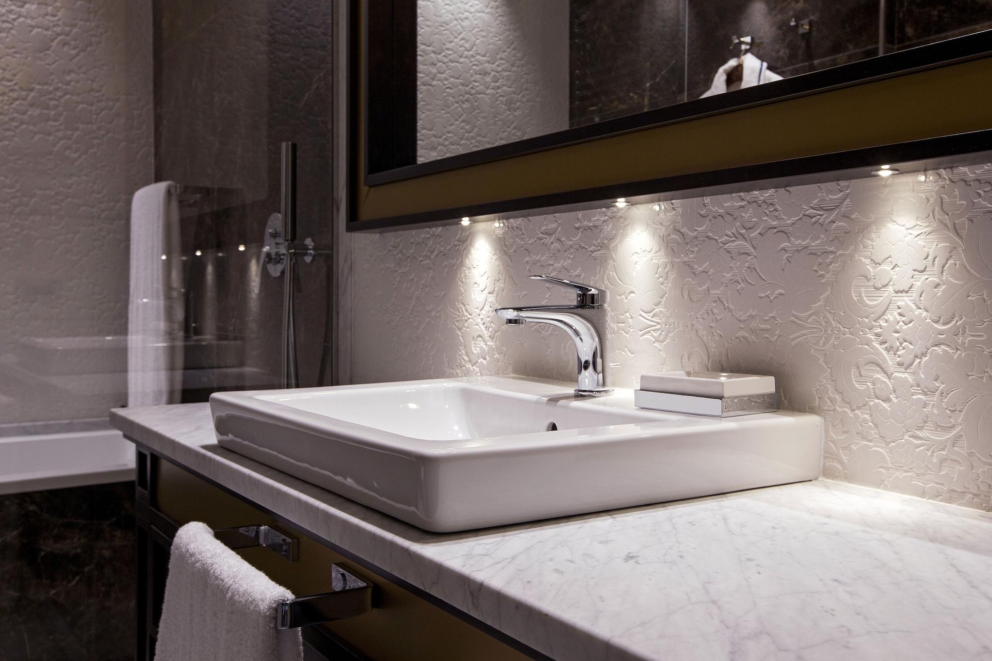 Hotel Palazzo Doglio Cagliari Exterior foto Bathroom lighting