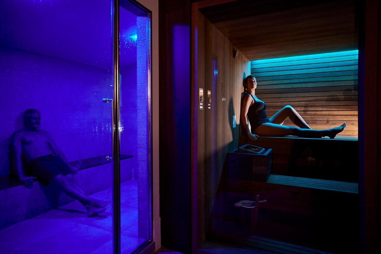 Hotel Palazzo Doglio Cagliari Exterior foto A woman in a spa