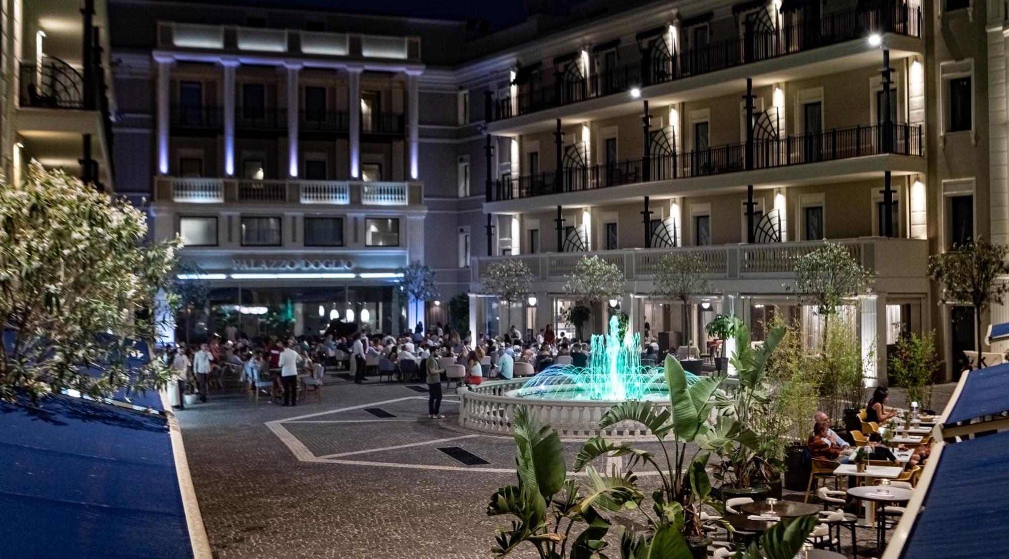 Hotel Palazzo Doglio Cagliari Exterior foto The hotel's central courtyard